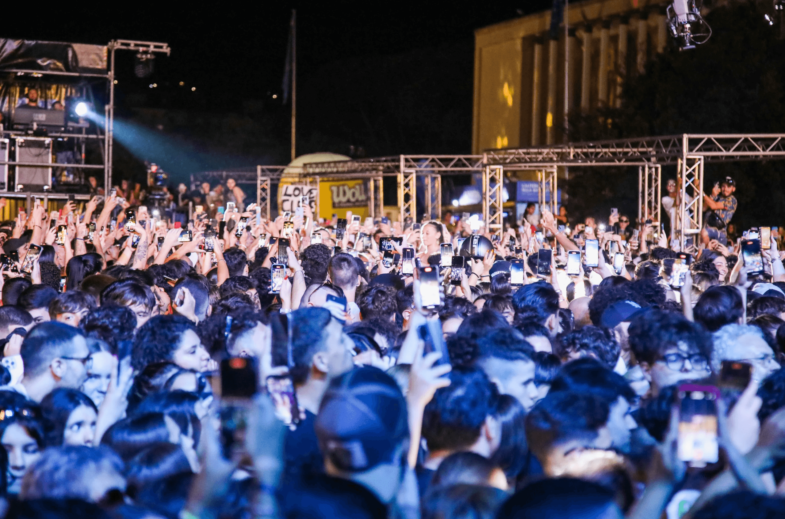 img2-live-sul-palco-pizza-village-napoli